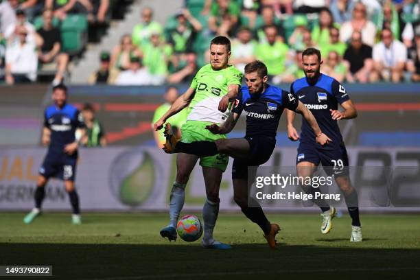 Jonas Wind of VfL Wolfsburg and Jonjoe Kenny of Hertha Berlin battle for possession during the Bundesliga match between VfL Wolfsburg and Hertha BSC...