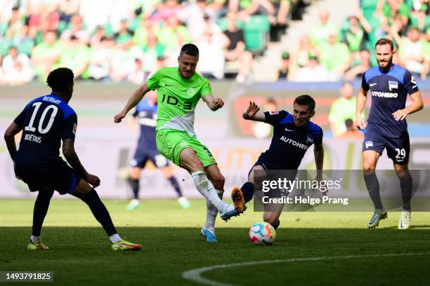 Matthias Svanberg of Wolfsburg battles for possession with Jonjoe Kenny of Berlin during the Bundesliga match between VfL Wolfsburg and Hertha BSC at...