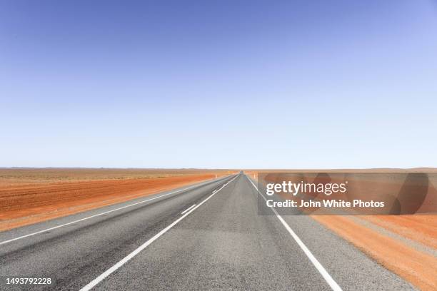 the outback highway. north of leigh creek. south australia. red desert and blue sky. copy space. - leigh creek imagens e fotografias de stock