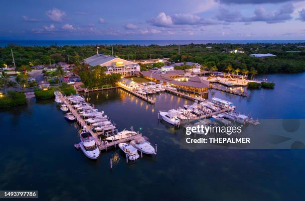 islamorada, florida schlüsseln yachthafen in der abenddämmerung - drohnenansicht - islamorada stock-fotos und bilder