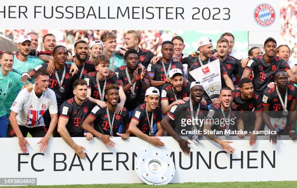 Leon Goretzka of Bayern Kingsley Coman of Bayern Muenchen Muenchen Jamal Musiala of Bayern Muenchen and the team of FC Bayern München with the...