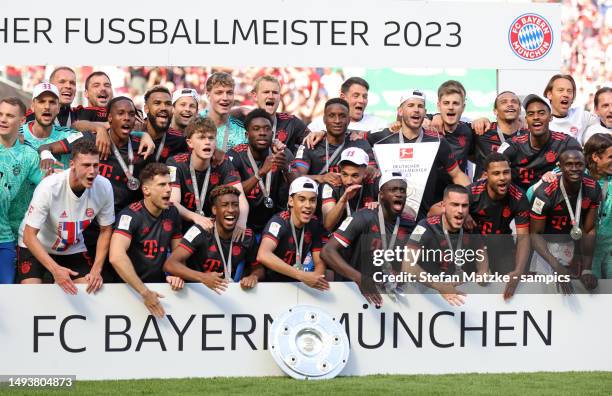 Leon Goretzka of Bayern Kingsley Coman of Bayern Muenchen Muenchen Jamal Musiala of Bayern Muenchen and the team of FC Bayern München with the...