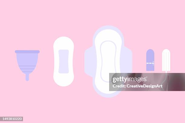 menstruationsprodukte mit menstruationstasse, binden und tampons. menstruationszyklus und weibliche hygieneprodukte - absorbent stock-grafiken, -clipart, -cartoons und -symbole