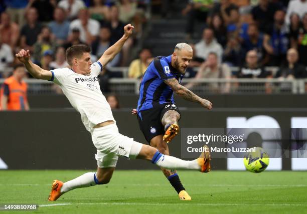 Federico Dimarco of FC Internazionale shoots whilst under pressure from Joakim Maehle of Atalanta BC during the Serie A match between FC...