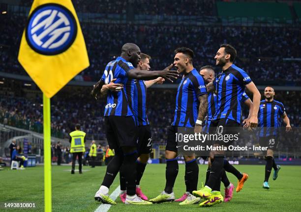 Romelu Lukaku of FC Internazionale celebrates with team-mates after scoring the goal during the Serie A match between FC Internazionale and Atalanta...