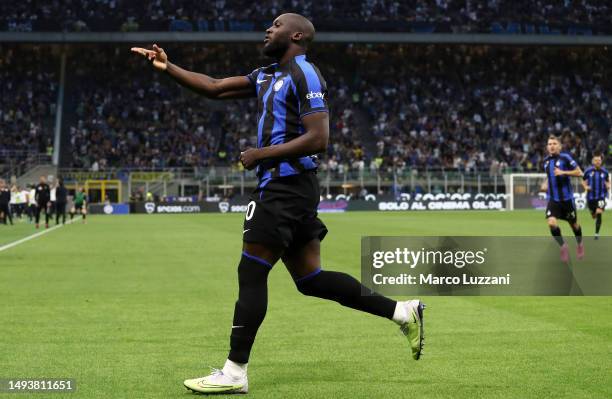 Romelu Lukaku of FC Internazionale celebrates after scoring the team's first goal during the Serie A match between FC Internazionale and Atalanta BC...