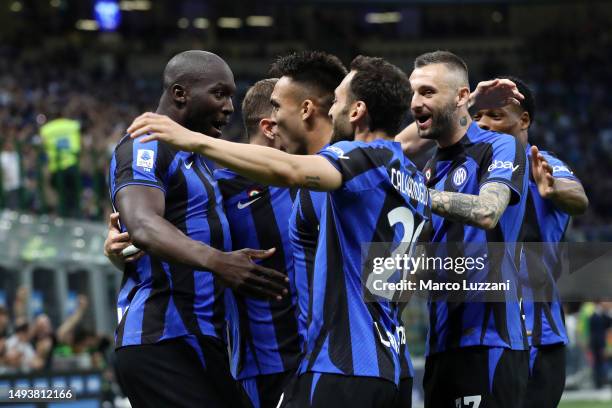 Romelu Lukaku of FC Internazionale celebrates with teammates after scoring the team's first goalduring the Serie A match between FC Internazionale...