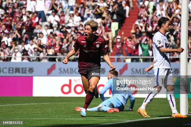 Yuya Osako of Vissel Kobe celebrates the second goal during the J.LEAGUE Meiji Yasuda J1 15th Sec. Match between Vissel Kobe and F.C.Tokyo at NOEVIR...