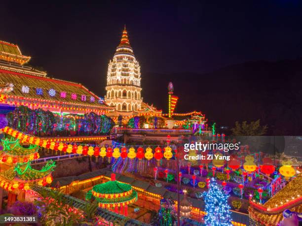 kek lok si temple and ban pho tar pagoda at night - chinese new year lanterns & light display - georgetown world heritage building stockfoto's en -beelden