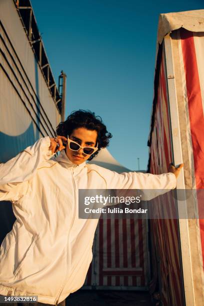 young man with cool attitude outdoor portrait - estilo musical imagens e fotografias de stock