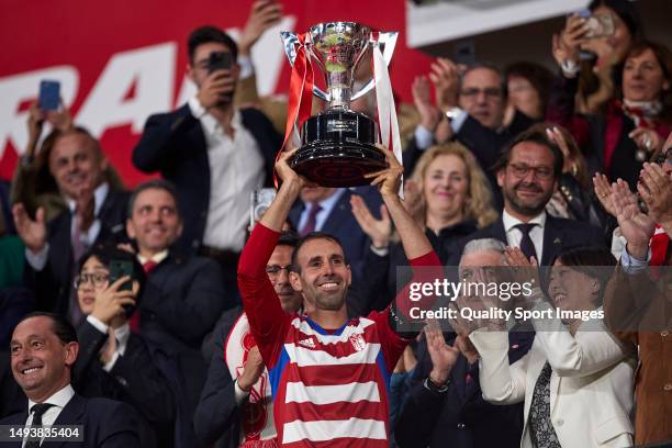 Victor Diaz, captain of Granada CF lifts the LaLiga Smartbank winner's trophy after the LaLiga Smartbank match between Granada CF and CD Leganes at...