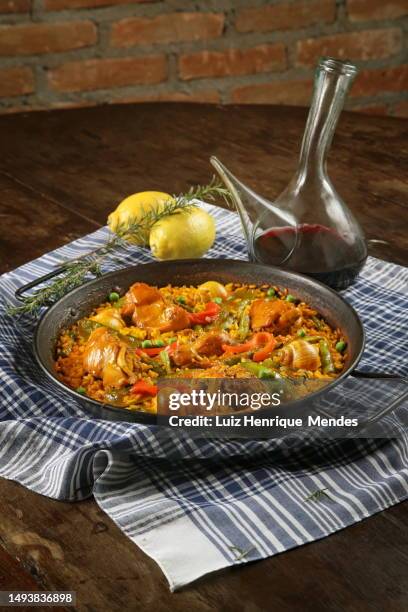 valencian paella - pilafrijst stockfoto's en -beelden