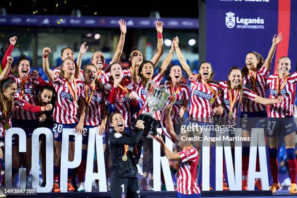 Players of Atletico de Madrid celebrate with the trophy after winning the Copa de la Reina Final match between Real Madrid and Atletico de Madrid at...