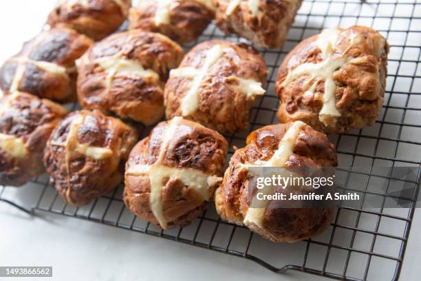 hot cross buns - sticky bun stock pictures, royalty-free photos & images