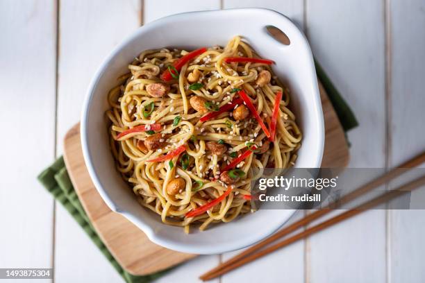 nouilles aux arachides au sésame - nouilles photos et images de collection