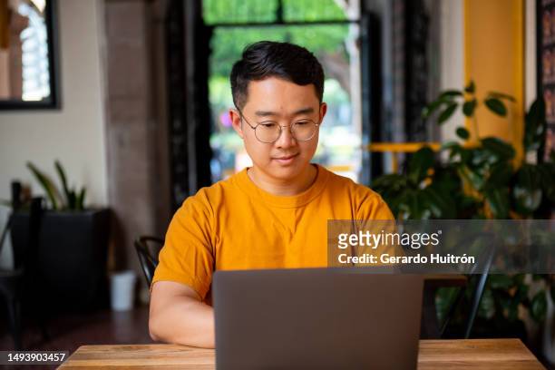 hombre coreano trabajando en américa latina - foreign affairs fotografías e imágenes de stock