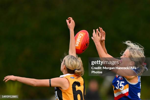 Abbey Dibben of the Stingrays and Molly Paterson of the Ranges compete for the ball during the round eight Coates Talent League match between...