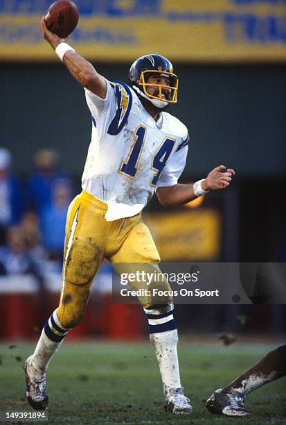 Dan Fouts of the San Diego Chargers drops back to pass against the Denver Broncos during an NFL football game circa 1980 at Jack Murphy Stadium in...