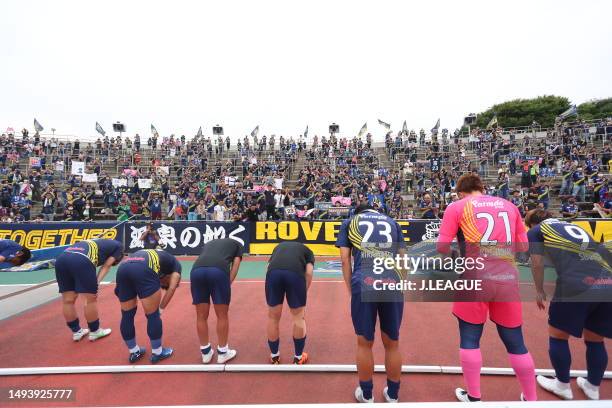 Thespakusatsu Gunma applauds fans after during the J.LEAGUE Meiji Yasuda J2 18th Sec. Match between Thespakusatsu Gunma and Fujieda MYFC at Shoda...