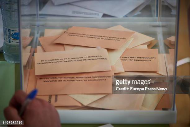 Ballot box with votes in a polling station, on 28 May, 2023 in Pamplona, Navarra, Spain. Today, 28M, municipal elections are being held in Spain in a...
