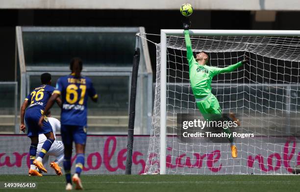 Guglielmo Vicario of Empoli makes a save against Cyril Ngonge of Verona during the Serie A match between Hellas Verona and Empoli FC at Stadio...
