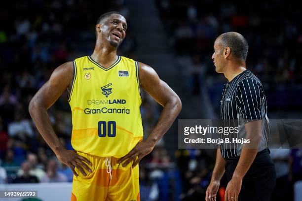 Damien Inglis of Dreamland Gran Canaria talking with referee Fernando Calatravaduring the First Match of Round 16 of ACB Play Off between Real Madrid...