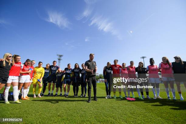 Jonas Eidevall, Head Coach of Arsenal talks with his team in a huddle on the pitch after the FA Women's Super League match between Arsenal and Aston...