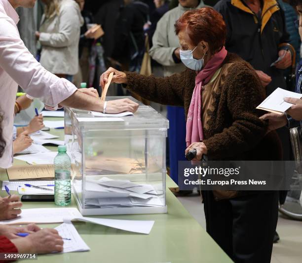 Woman votes at the Chozas de la Sierra Public School, on 28 May, 2023 in Soto del Real, Madrid, Spain.Today, 28M, municipal elections are held in...