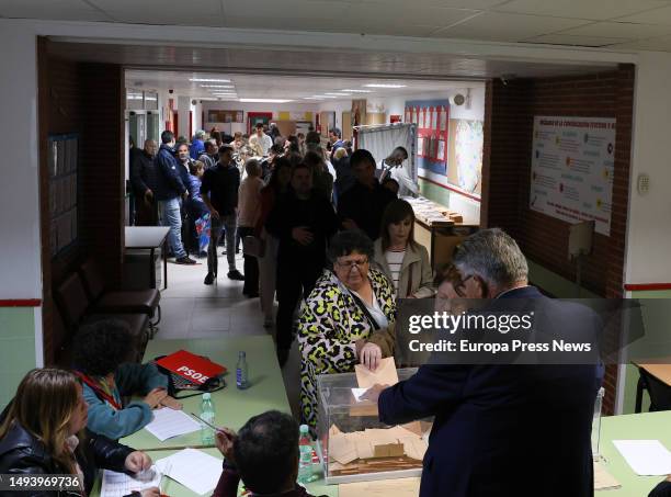 Woman votes at the Chozas de la Sierra Public School, on 28 May, 2023 in Soto del Real, Madrid, Spain.Today, 28M, municipal elections are held in...