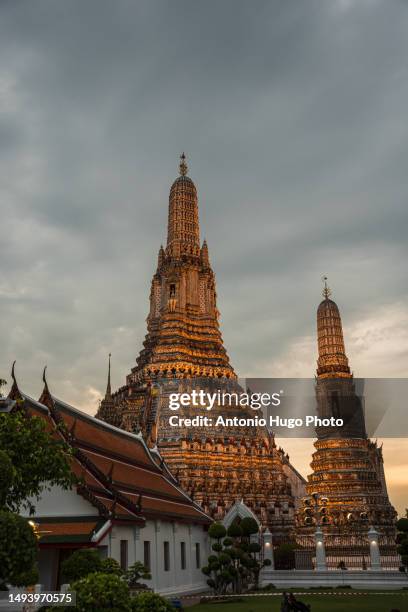bangkok's wat arun temple illuminated at dusk - wat imagens e fotografias de stock