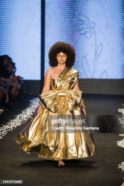 Model Sued Oliveira walks the runway at Az Marias fashion show during Sao Paulo Fashion Week N55 SPFW Fall/Winter 2024 at Komplexo Tempo on May 27,...