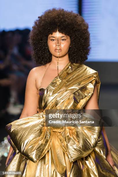 Model Sued Oliveira walks the runway at Az Marias fashion show during Sao Paulo Fashion Week N55 SPFW Fall/Winter 2024 at Komplexo Tempo on May 27,...