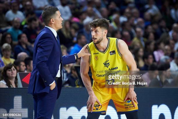 Coach Jaka Lakovic talking with Aleksej Nikolic of Dreamland Gran Canaria during the First Match of Round 16 of ACB Play Off between Real Madrid and...