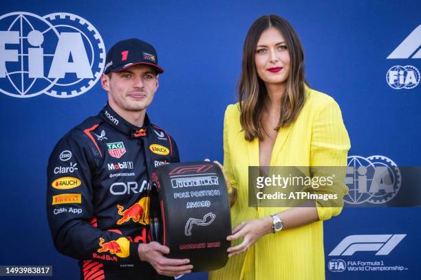 Max Verstappen of the Netherlands driving the Oracle Red Bull Racing RB19 receiving the Pirelli award from Tennis player Sharapova, Tennis Beauty...