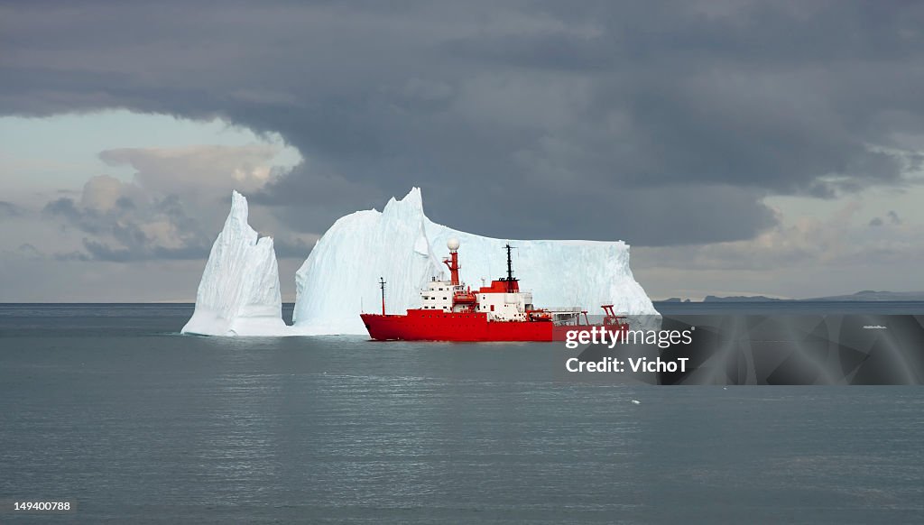 Científico barco en una misión en la Antártida