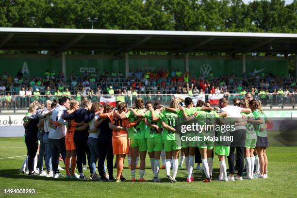 Players of VfL Wolfsburg huddle after the FLYERALARM Frauen-Bundesliga match between VfL Wolfsburg and Sport-Club Freiburg at AOK-Stadion on May 28,...