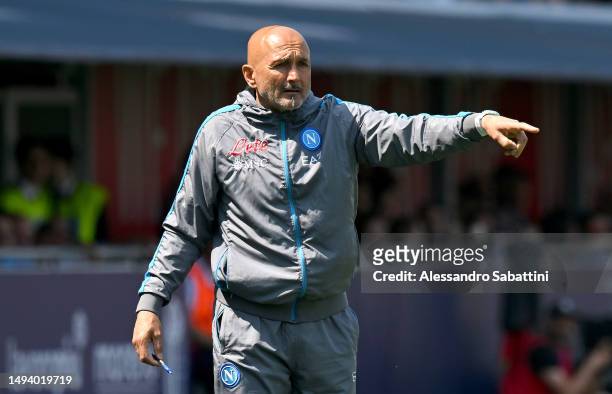 Luciano Spalletti, Head Coach of SSC Napoli, gives the team instructions during the Serie A match between Bologna FC and SSC Napoli at Stadio Renato...