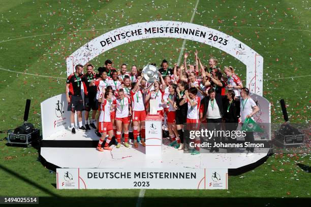 Lea Schueller and team mates of FC Bayern Munich lift the Frauen-Bundesliga trophy after their team's victory in the FLYERALARM Frauen-Bundesliga...