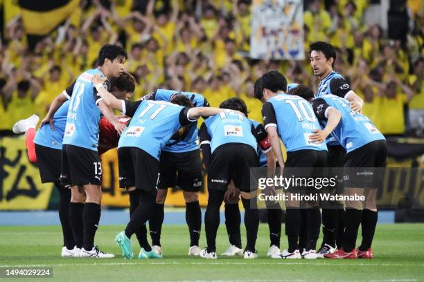 Players of Kawasaki Frontale huddle during the J.LEAGUE Meiji Yasuda J1 15th Sec. Match between Kawasaki Frontale and Kashiwa Reysol at Kawasaki...
