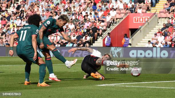 Roberto Firmino of Liverpool scores the second goal making the score 0-2 during the Premier League match between Southampton FC and Liverpool FC at...
