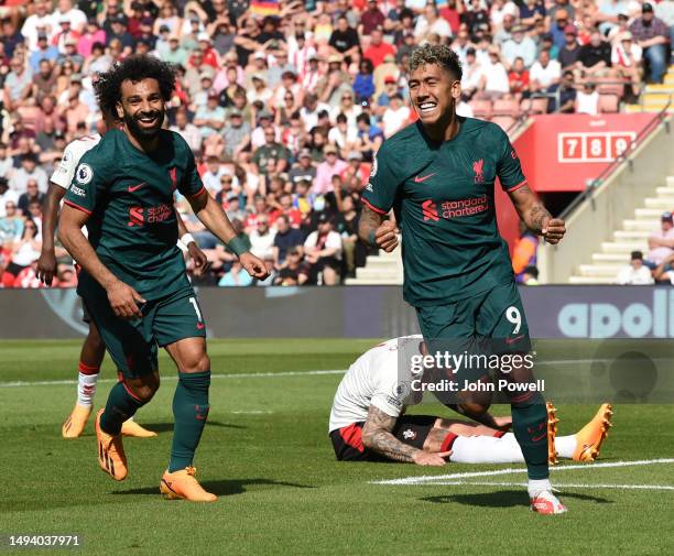 Roberto Firmino of Liverpool celebrates after scoring the second goal during the Premier League match between Southampton FC and Liverpool FC at...