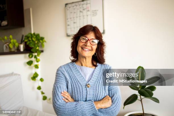 confiant femme d'âge mûr - seulement des femmes dâge mûr photos et images de collection