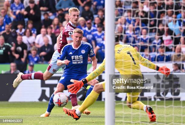 Harvey Barnes of Leicester City scores the team's first goal during the Premier League match between Leicester City and West Ham United at The King...