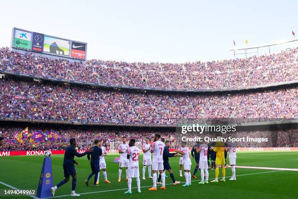 Players of RCD Mallorca form a guard of honor to FC Barcelona players ahead the LaLiga Santander match between FC Barcelona and RCD Mallorca at Camp...