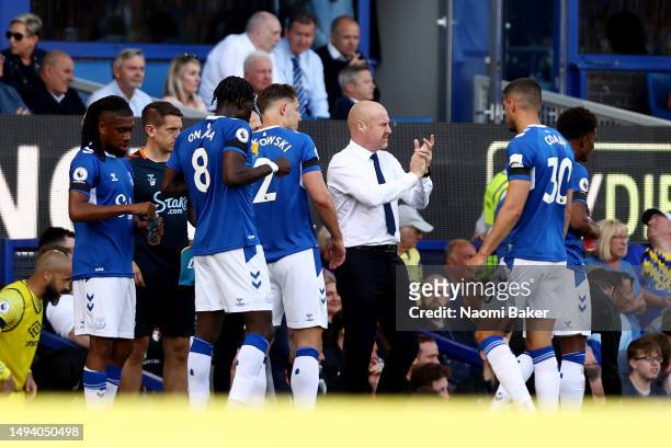Sean Dyche, Manager of Everton, gives the team instructions during the Premier League match between Everton FC and AFC Bournemouth at Goodison Park...