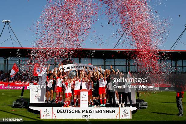 Players from FC Bayern München women's team celebrate after the FLYERALARM Frauen-Bundesliga match between FC Bayern München and 1. FFC Turbine...