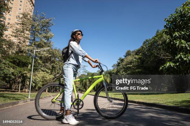 empresária ciclista contemplando no parque público - ciclismo - fotografias e filmes do acervo