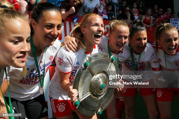 Glodis Viggosdottir of FC Bayern München celebrates with teammates after the FLYERALARM Frauen-Bundesliga match between FC Bayern München and 1. FFC...