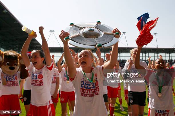 Glodis Viggosdottir of FC Bayern München celebrates with teammates after the FLYERALARM Frauen-Bundesliga match between FC Bayern München and 1. FFC...