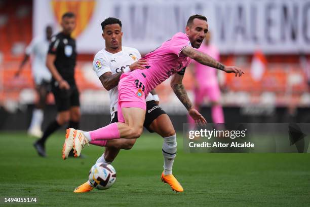 Justin Kluivert of Valencia CF clashes with Ronael Pierre-Gabriel of RCD Espanyol during the LaLiga Santander match between Valencia CF and RCD...